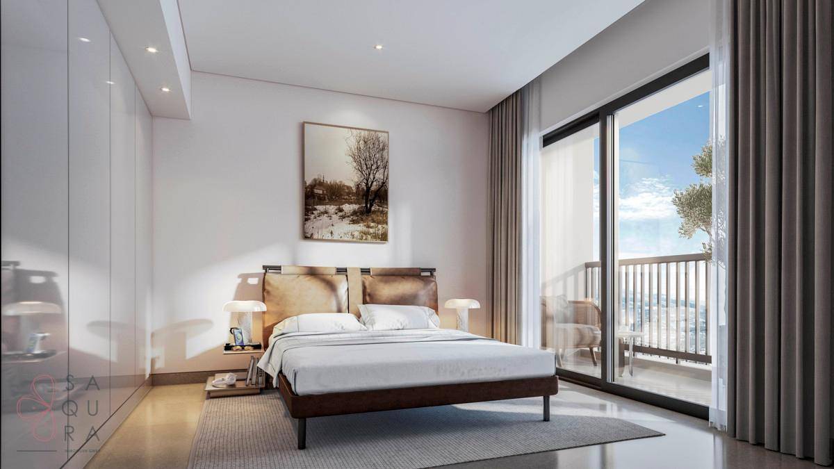 Helles Schlafzimmer mit Doppelbett, Einbauschränken und Zugang zu einem Balkon.