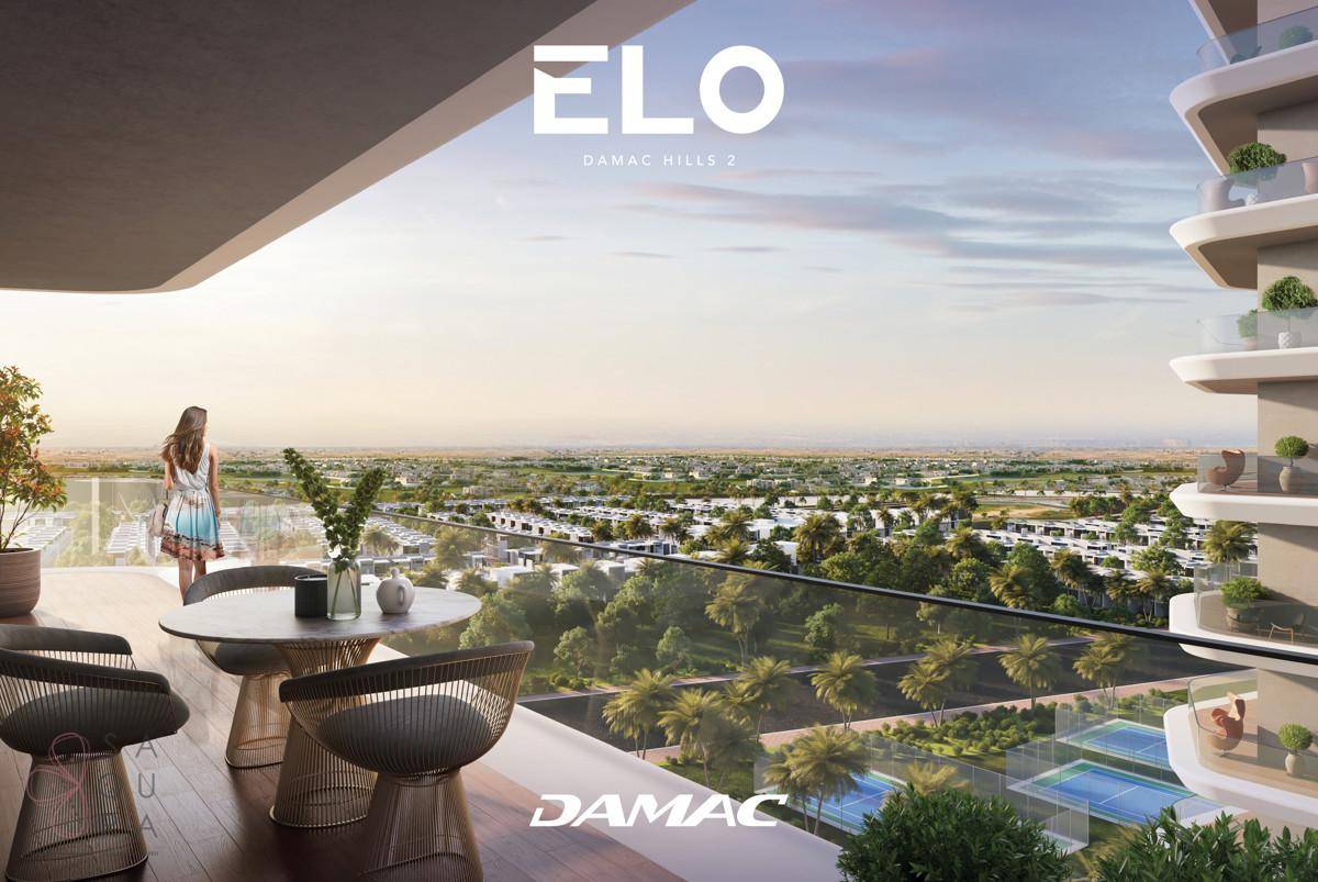 Geräumiger Balkon mit Sitzgelegenheiten und weitem Blick über die Landschaft und Wohngebiete.