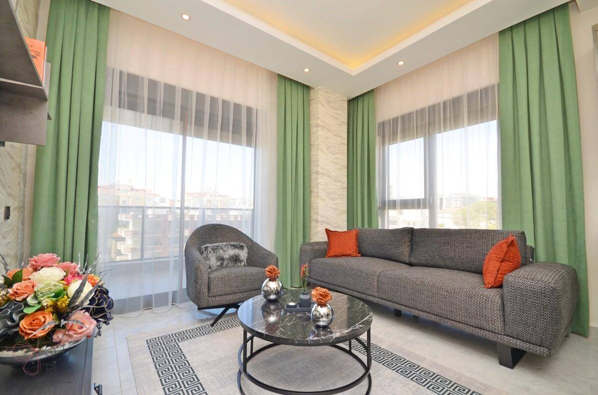 Modernes Wohnzimmer mit bequemen Sofas, Couchtisch und großen Fenstern für viel Licht.