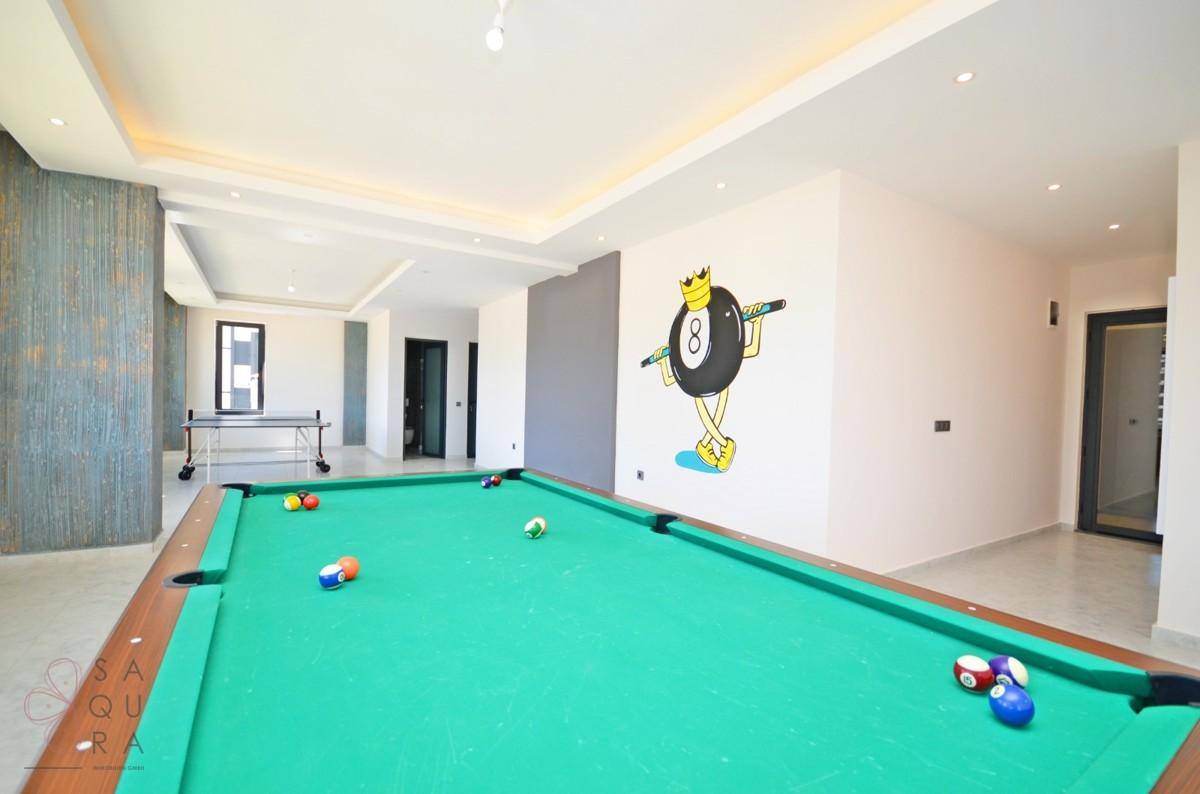 Geräumiges Spielzimmer mit Billardtisch und Tischtennisplatte, ideal für Unterhaltung und Freizeit.