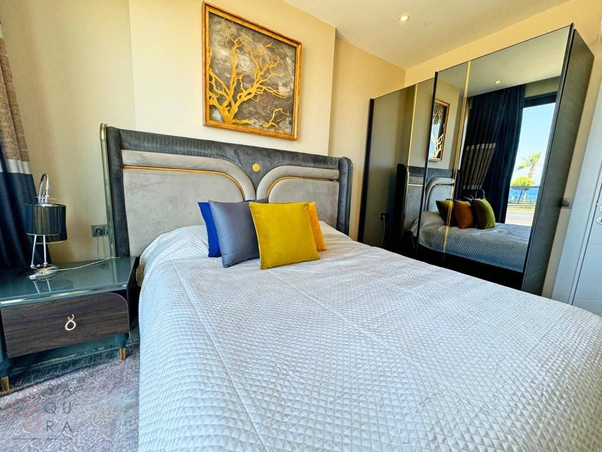 Gemütliches Schlafzimmer mit großem Bett, Spiegelschrank und seitlichem Meerblick.