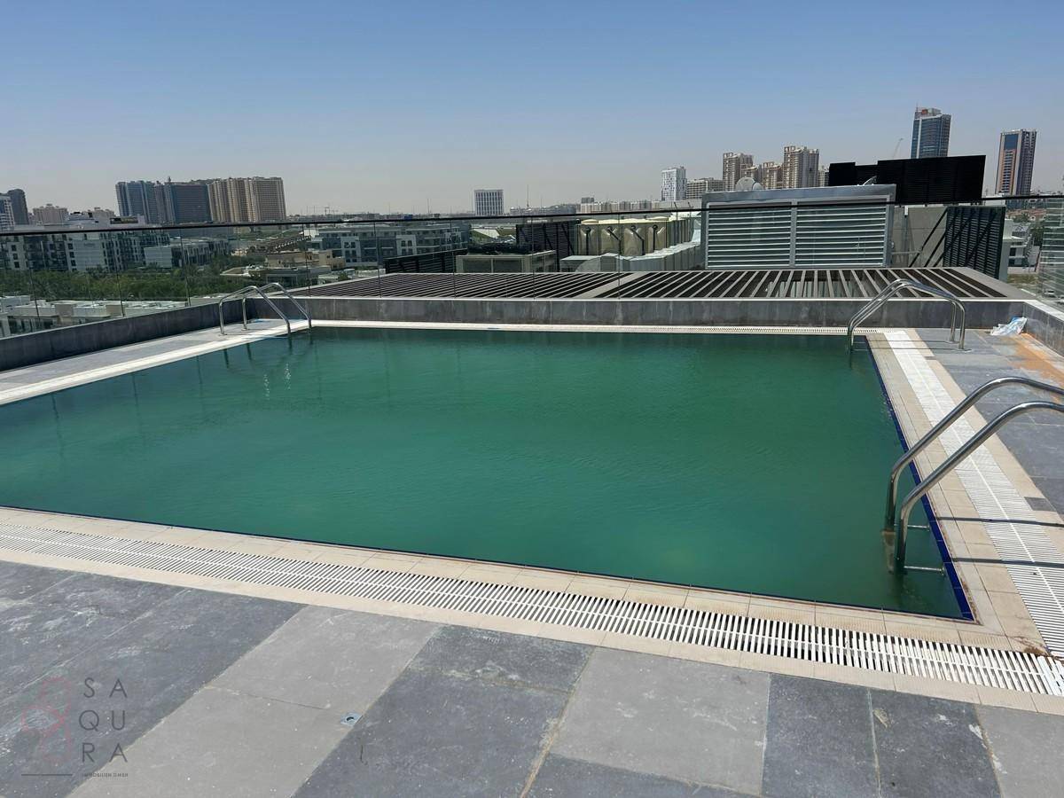 Dachpool mit Blick auf die Stadt und umliegende Gebäude.