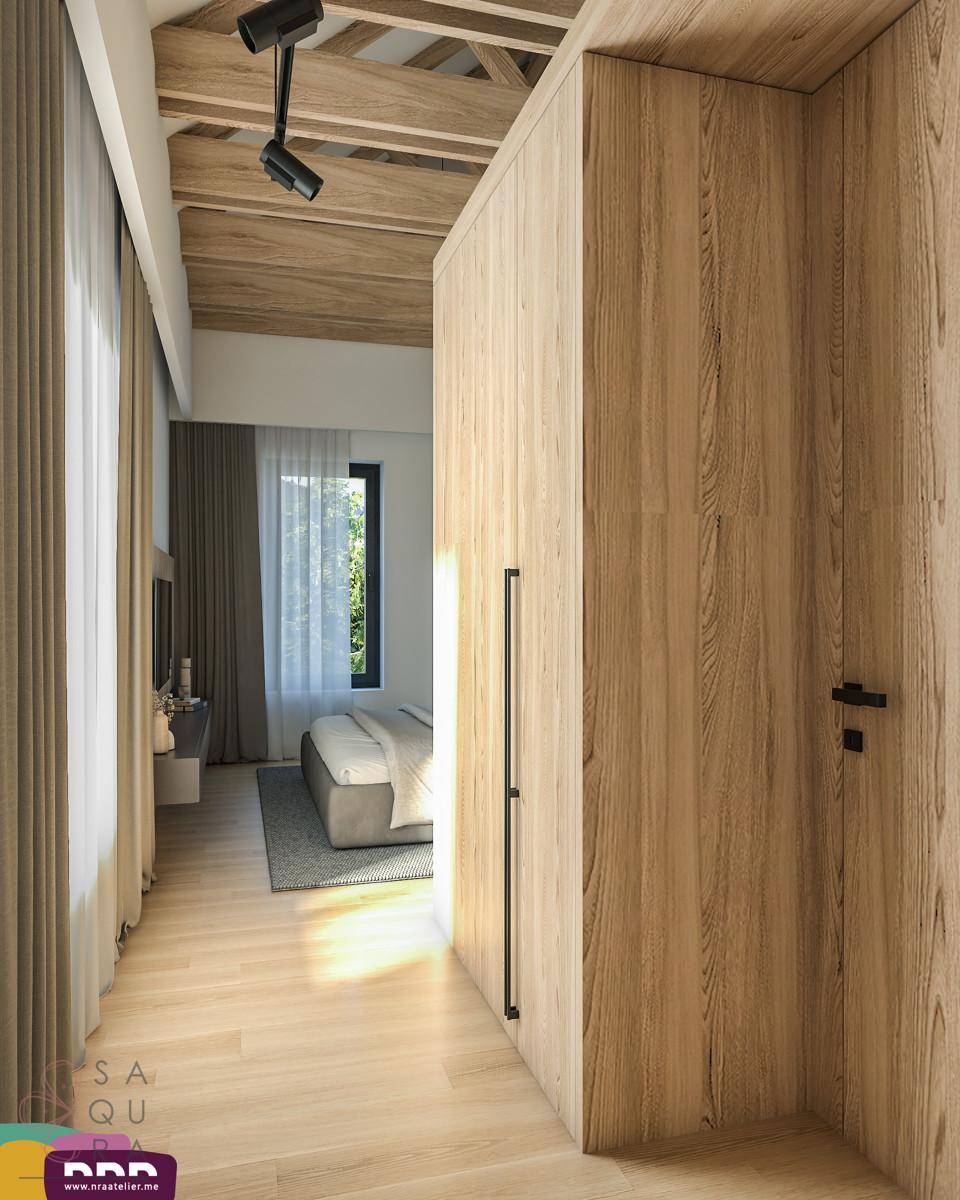 Heller Flur mit sichtbaren Holzbalken, der zu einem Schlafzimmer führt.