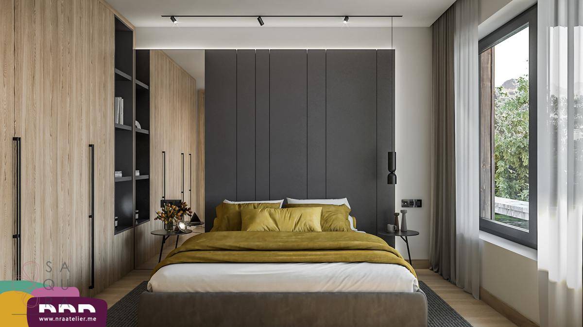 Elegantes Schlafzimmer mit gelben Akzenten, Holzschränken und einem großen Fenster.