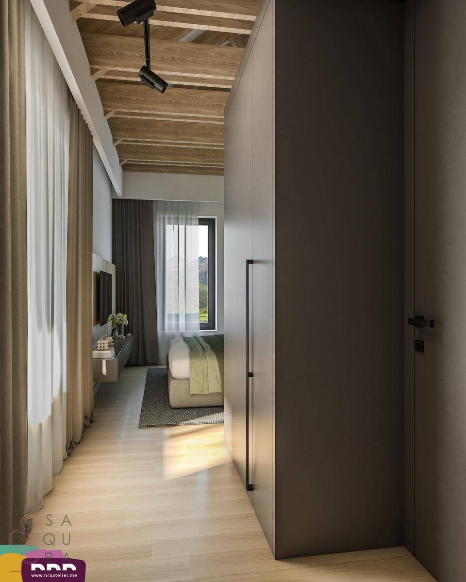 Heller Flur mit Holzboden, Holzbalkendecke und Blick in ein Schlafzimmer.