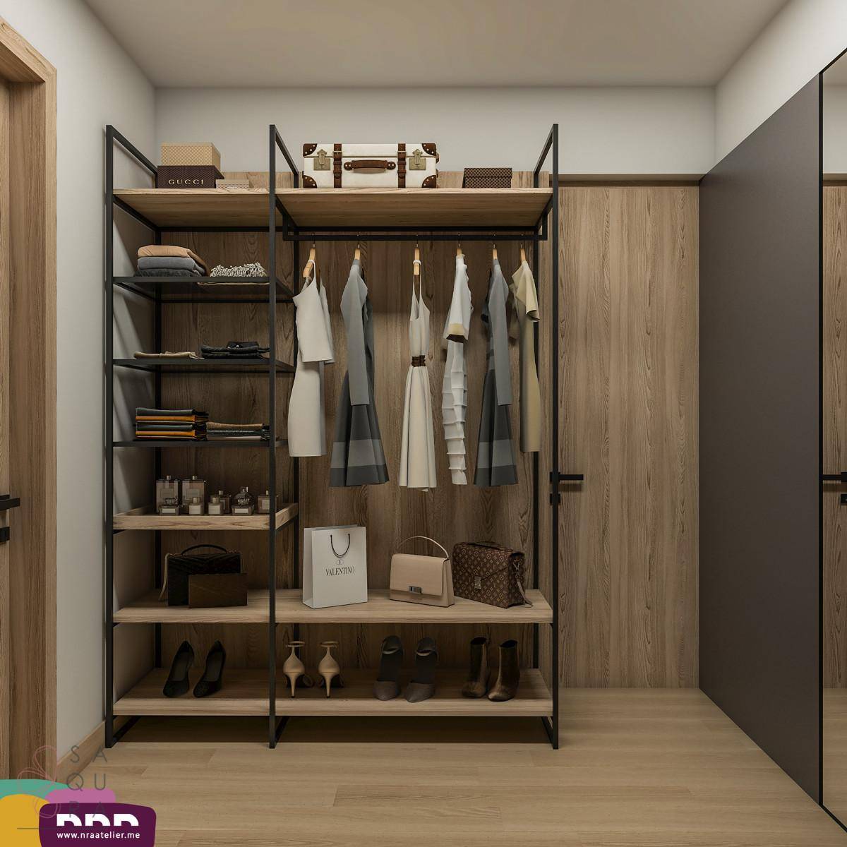 Heller begehbarer Kleiderschrank mit offenen Regalsystemen und Holzboden.