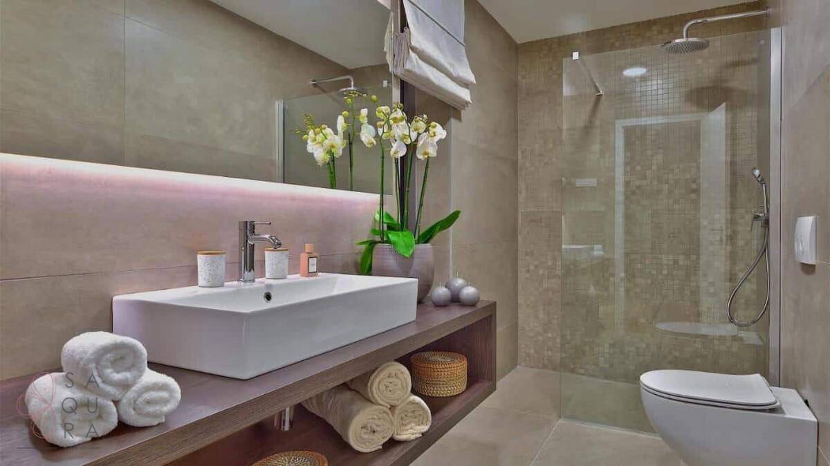 Elegantes Badezimmer mit modernem Waschbecken, großem Spiegel und geräumiger Duschkabine.