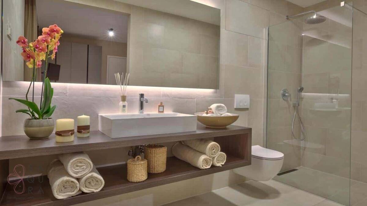 Modernes Badezimmer mit großem Spiegel, Einzelwaschbecken und begehbarer Dusche.