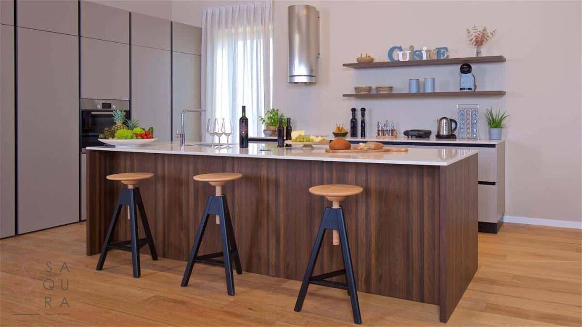 Moderne Küche mit großer Kochinsel, Holzfronten und integrierten Geräten.