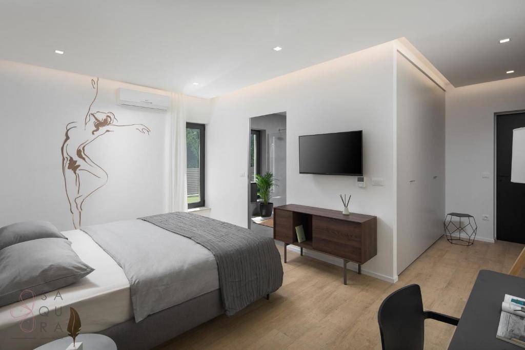 Modernes Schlafzimmer mit minimalistischer Einrichtung, indirekter Beleuchtung und Wandkunst.