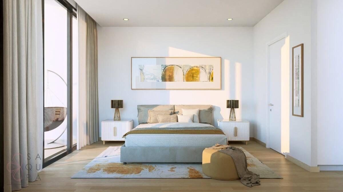 Helles Schlafzimmer mit Doppelbett, Holzboden und direktem Zugang zum Balkon.
