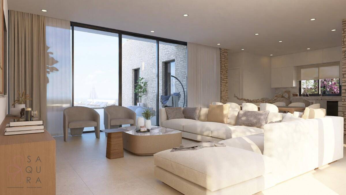 Geräumiges Wohnzimmer mit großen Fenstern, Meerblick und moderner Einrichtung.