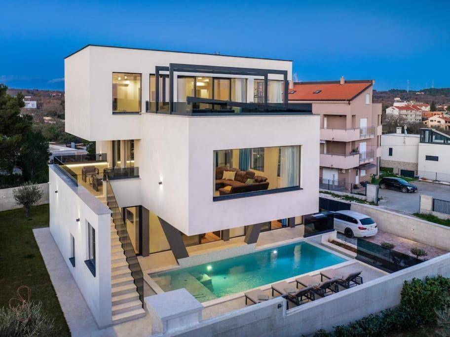 Luxuriöse Villa mit modernem Design, privatem Pool und Blick auf die Umgebung.