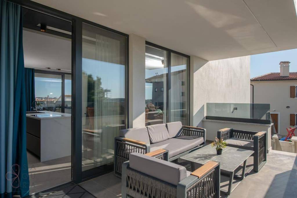 Geräumige Terrasse mit modernen Outdoor-Möbeln, ideal für Entspannung im Freien.