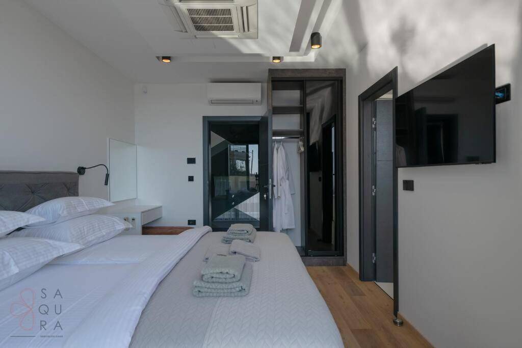 Modernes Schlafzimmer mit Doppelbett, Holzboden und integriertem Kleiderschrank.