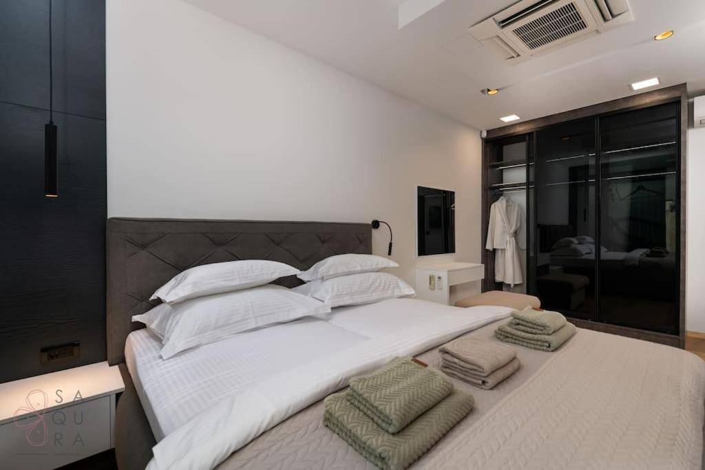 Modernes Schlafzimmer mit Doppelbett, integriertem Kleiderschrank und Klimaanlage an der Decke.
