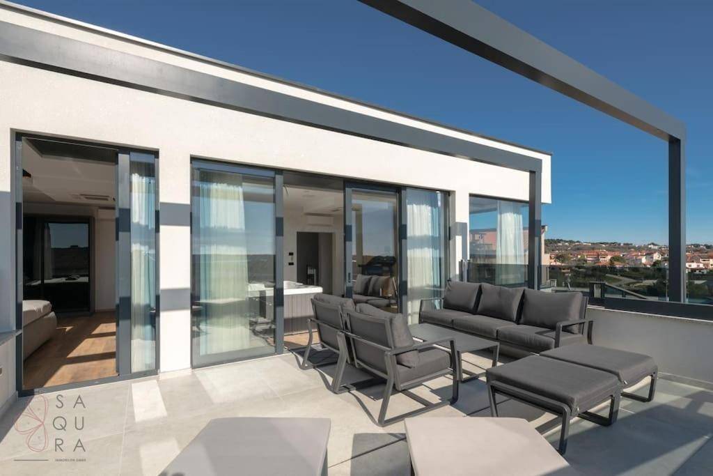 Geräumige Dachterrasse mit moderner Lounge-Möblierung und weitem Ausblick.