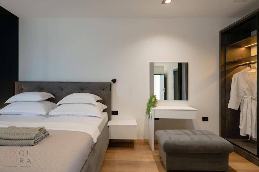 Gemütliches Schlafzimmer mit Doppelbett, Holzboden und einem offenen Kleiderschrankbereich.