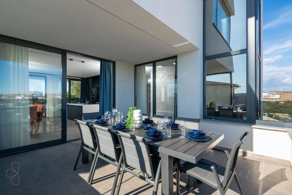 Heller Essbereich auf der Terrasse mit Blick auf die Umgebung und das Meer.