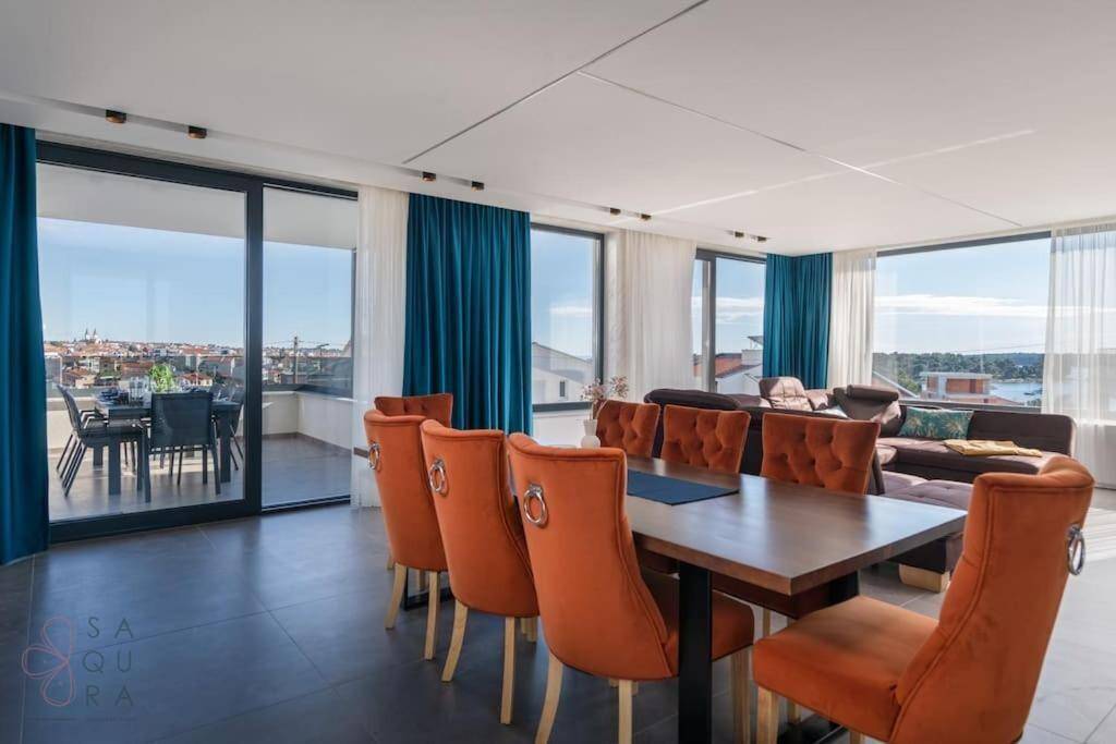 Heller Wohn-Essbereich mit großen Fensterfronten, Meerblick und Zugang zur Terrasse.