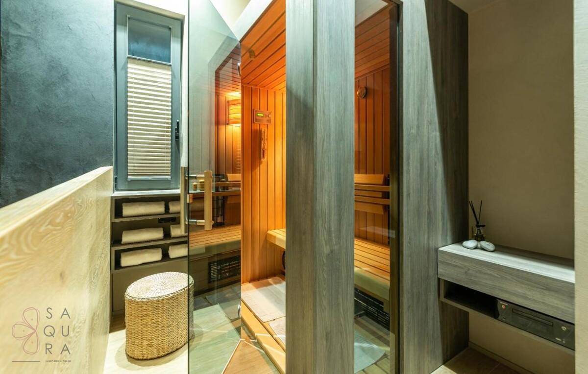Moderne Sauna mit Holzausstattung und Fenster, perfekt für private Wellnessmomente.