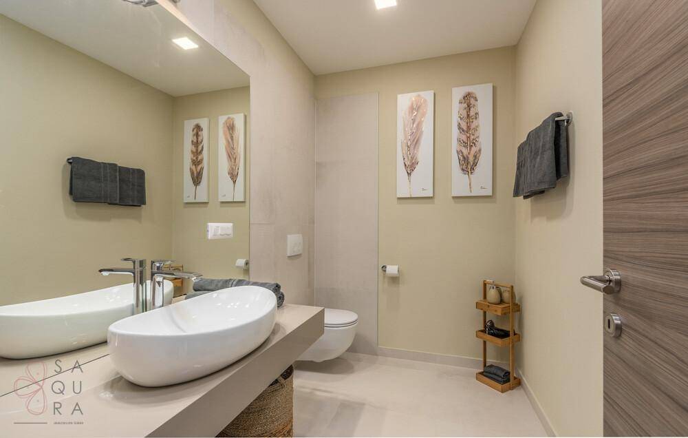 Modernes Badezimmer mit Doppelwaschbecken, großem Spiegel und neutralen Farbtönen.