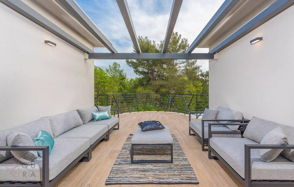 Geräumige Dachterrasse mit modernen Loungemöbeln und weitem Blick ins Grüne.