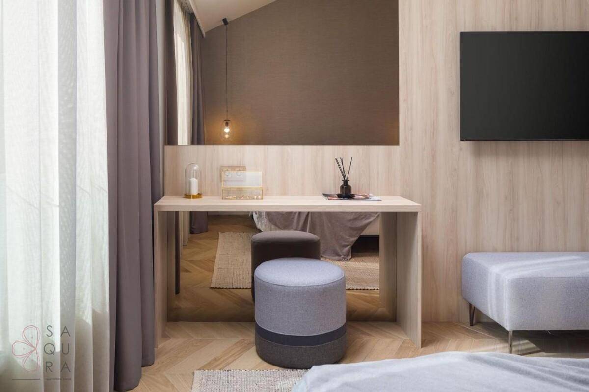 Gemütliches Schlafzimmer mit Holzakzenten, Schreibtisch und Blick auf die Umgebung.