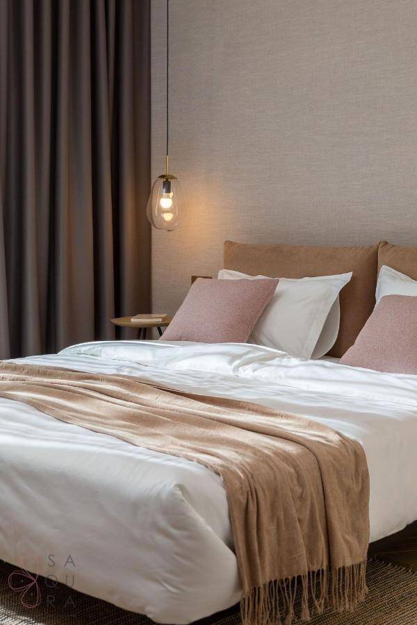 Komfortables Schlafzimmer mit Doppelbett, weichen Decken und stilvoller Beleuchtung.