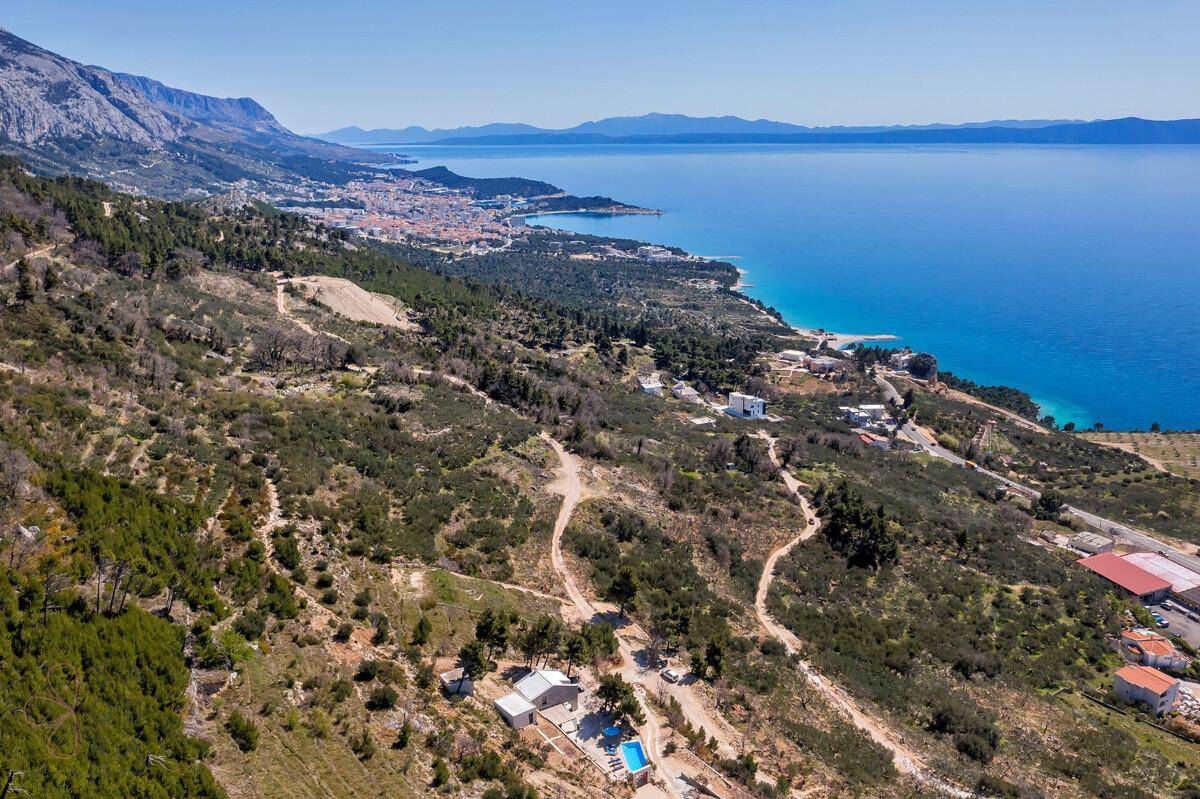 Panoramablick aus der Vogelperspektive auf die Villa, die Küste und das azurblaue Meer.