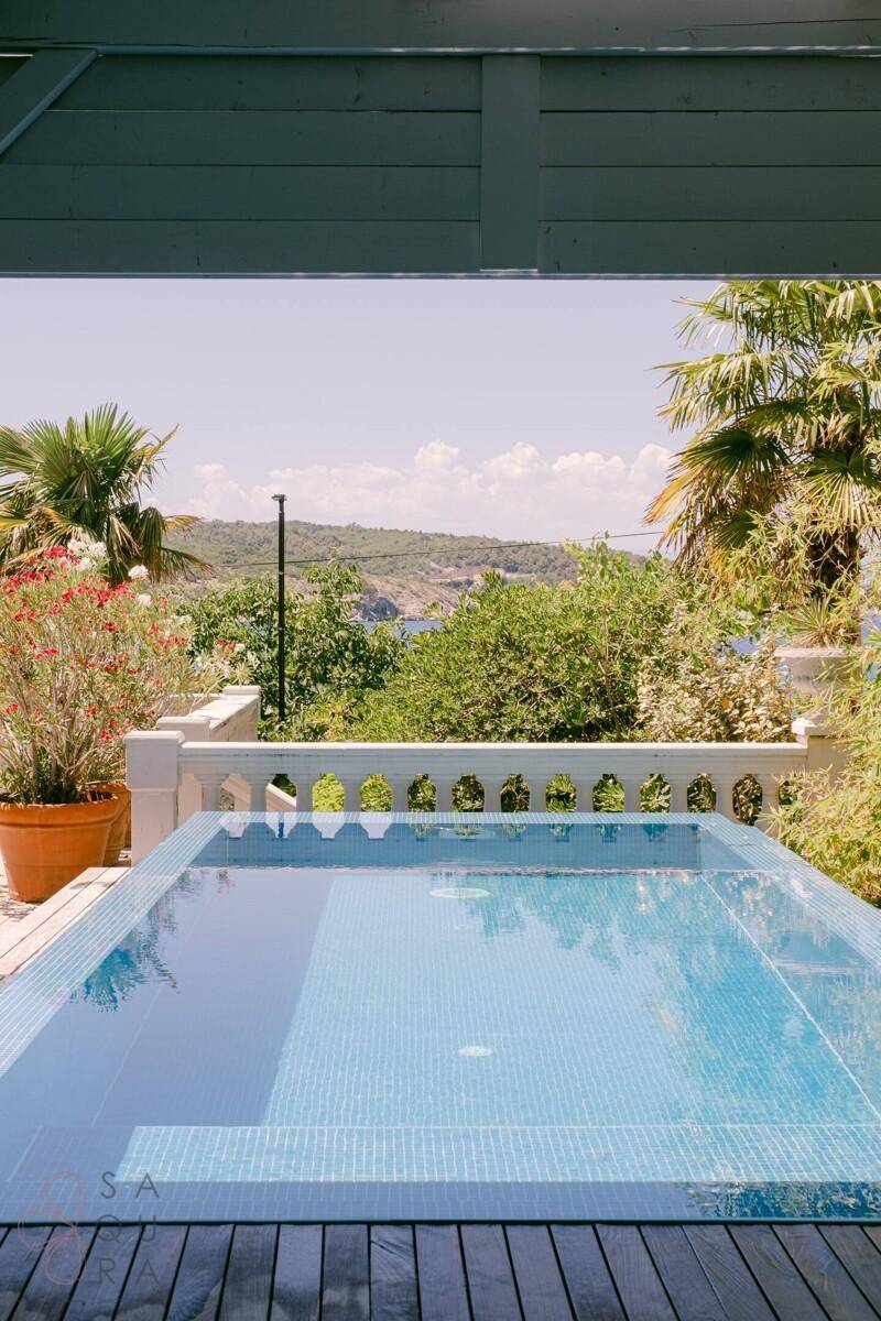 Infinity-Pool mit atemberaubendem Blick auf das Meer und die umliegende Landschaft.
