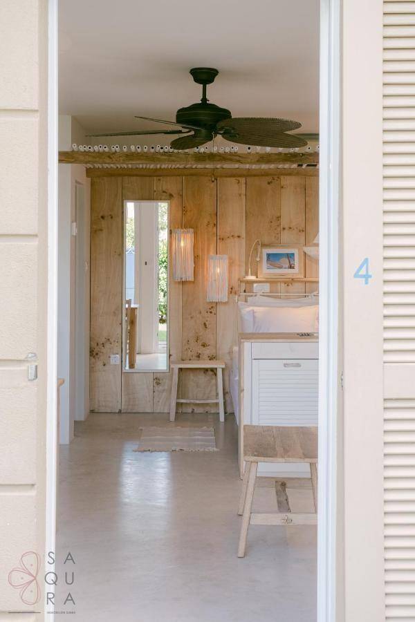 Eingangsbereich zum Schlafzimmer mit Holzwandverkleidung, Spiegel und Deckenventilator.
