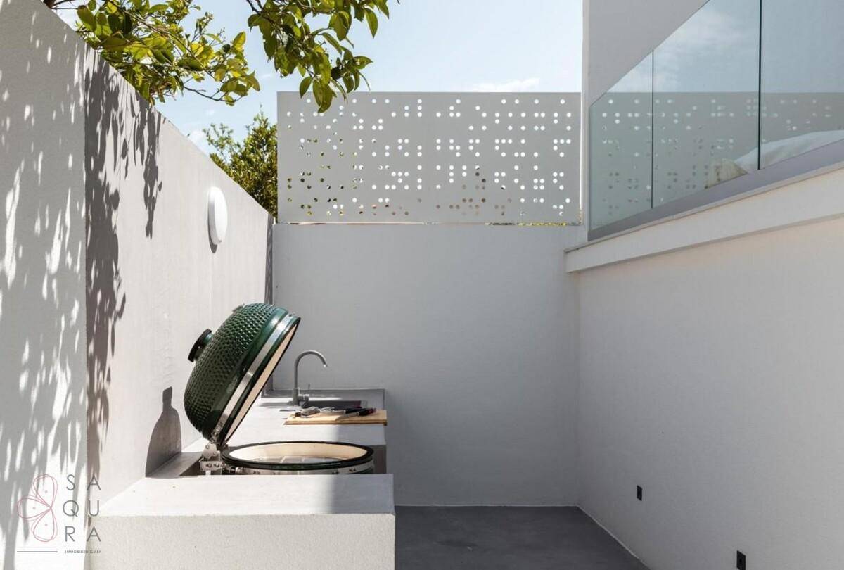 Funktionale Außenküche mit Grill und Spülbecken in modernem Design.