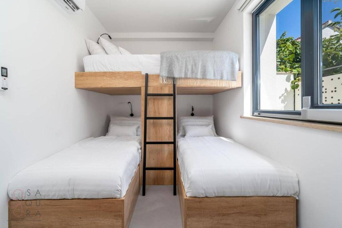 Kinderzimmer mit Etagenbetten und Einzelbett, ideal für mehrere Gäste.