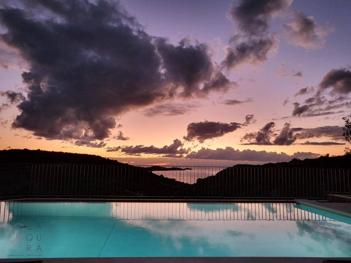 Atemberaubender Sonnenuntergang über dem Meer, reflektiert im ruhigen Wasser des Pools.