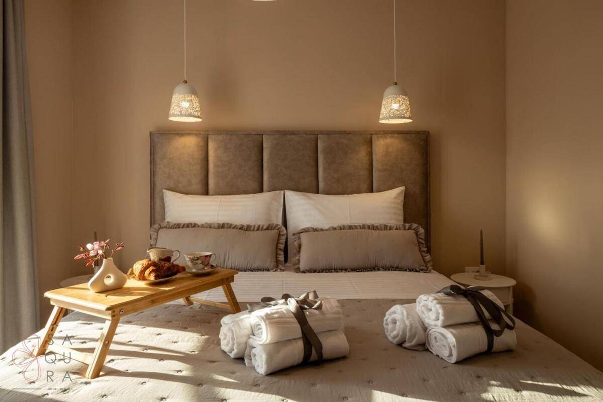 Gemütliches Schlafzimmer mit Doppelbett und einem Frühstückstablett, bereit für einen entspannten Morgen.