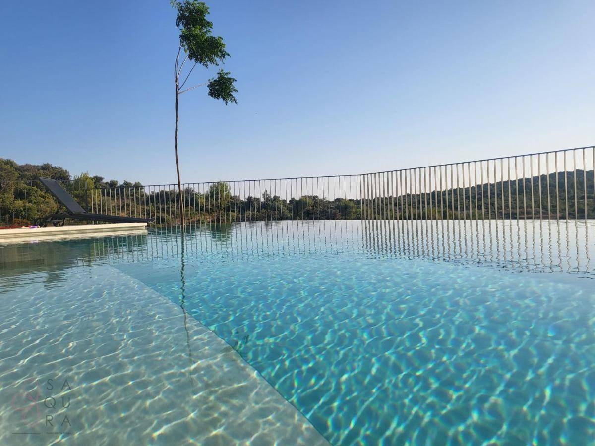 Atemberaubender Infinity-Pool mit scheinbar endloser Aussicht auf das weite Meer und den Horizont.