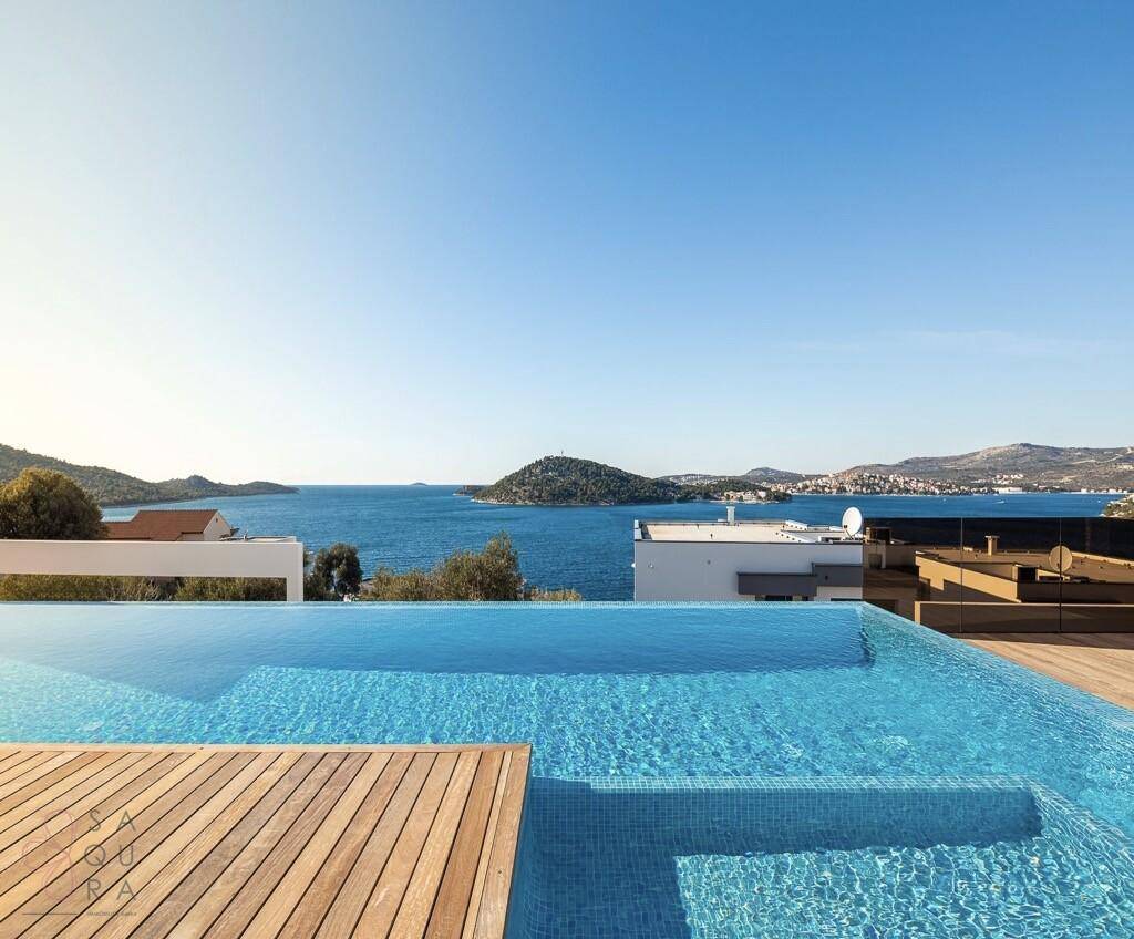 Infinity-Pool mit atemberaubendem Meerblick unter klarem blauem Himmel.