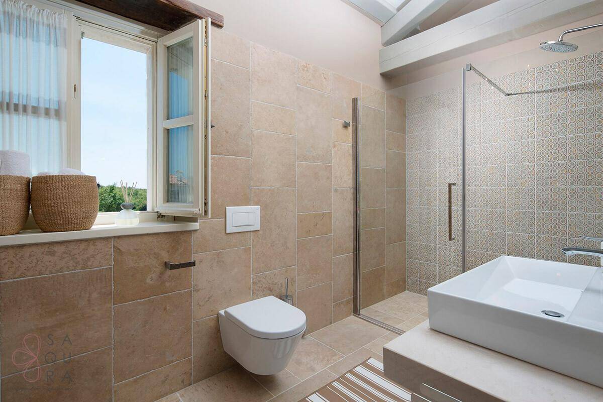 Modernes Badezimmer mit begehbarer Dusche, Wand-WC und Fenster für Tageslicht.