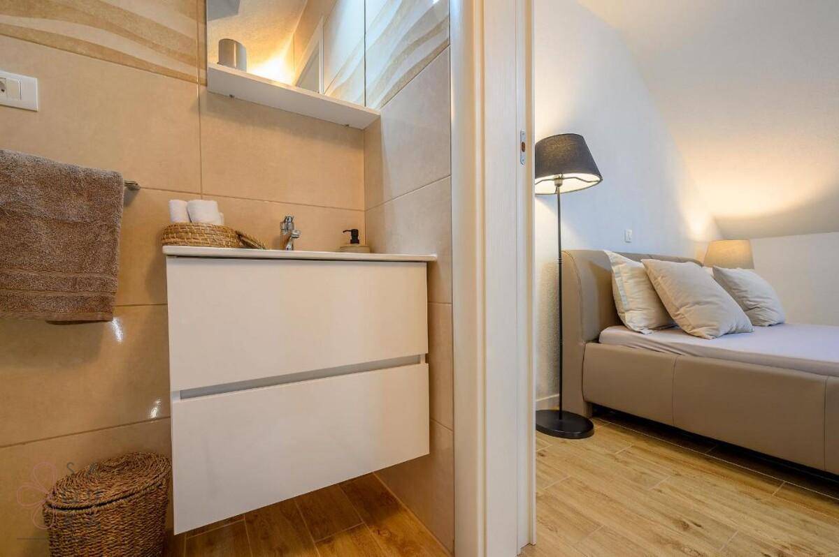 Modernes Badezimmer mit Waschtisch, direkt zugänglich vom Schlafzimmer.