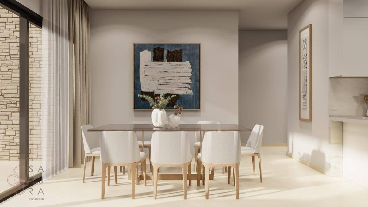 Moderner Essbereich mit großem Esstisch, hellen Stühlen und Kunstwerk an der Wand.