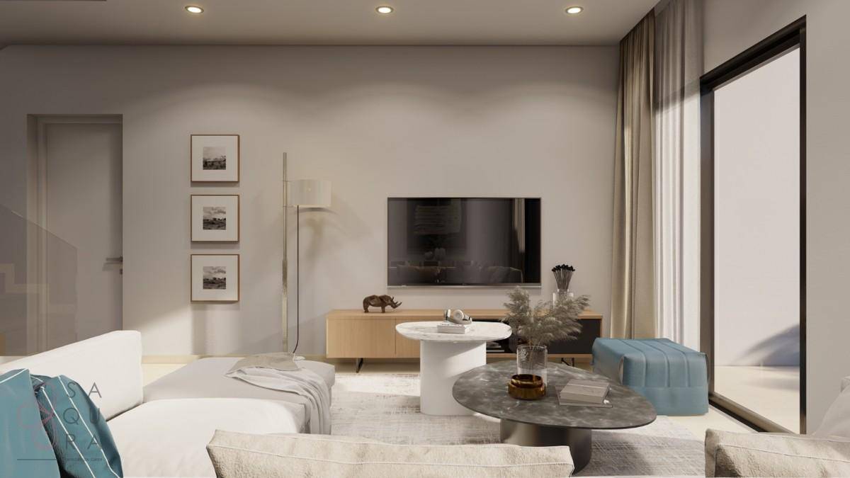 Gemütlicher Wohnbereich mit Fernseher, modernem Sideboard und indirekter Beleuchtung.