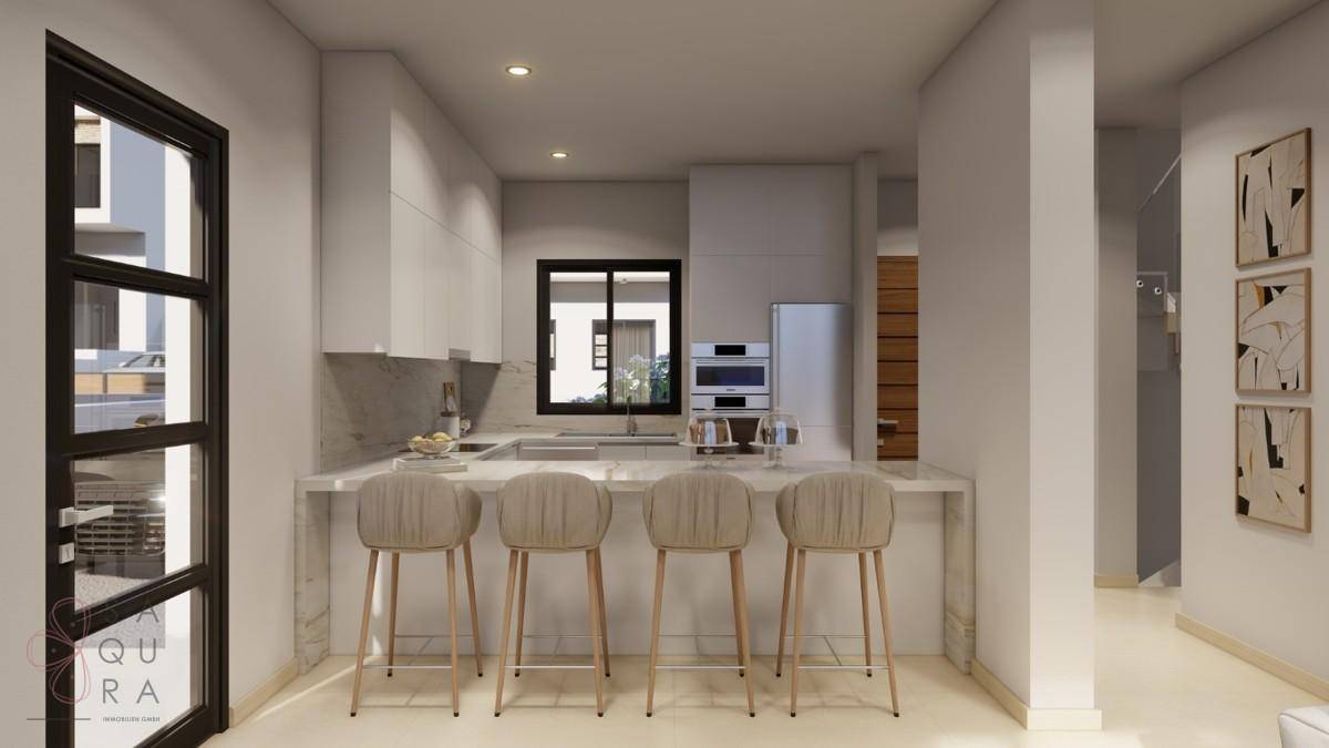 Moderne Küche mit Frühstücksbar, integrierten Geräten und stilvoller Marmor-Arbeitsplatte.