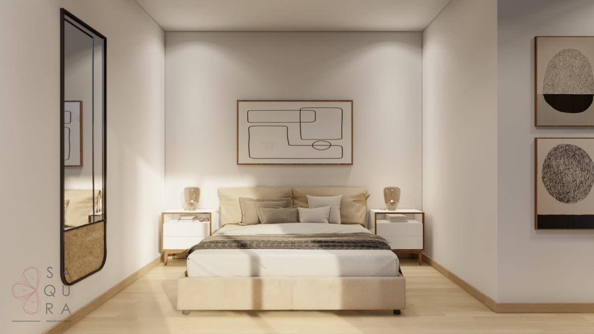 Modernes Schlafzimmer mit Doppelbett, Nachttischen und minimalistischer Kunst an der Wand.