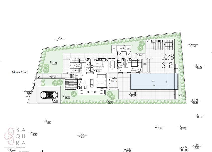Gesamtgrundriss des Grundstücks mit Haus, Pool, Garten und Parkplatz.