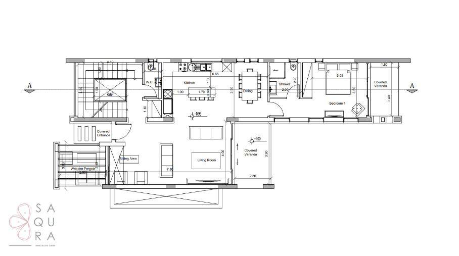 Grundriss des Erdgeschosses mit offenem Wohnbereich, Küche, Esszimmer und Schlafzimmer.
