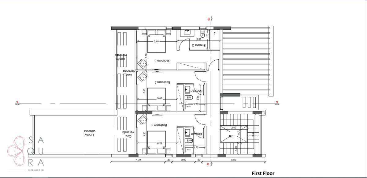 Grundriss des ersten Obergeschosses einer Villa mit drei Schlafzimmern und Bädern.