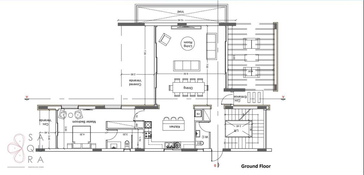 Grundriss des Erdgeschosses einer Villa mit offenem Wohn-, Ess- und Küchenbereich.