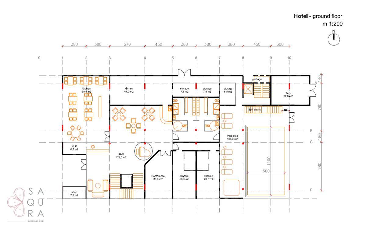 Grundriss des Hotel-Erdgeschosses mit Rezeption, Restaurant, Konferenzräumen und Poolbereich.