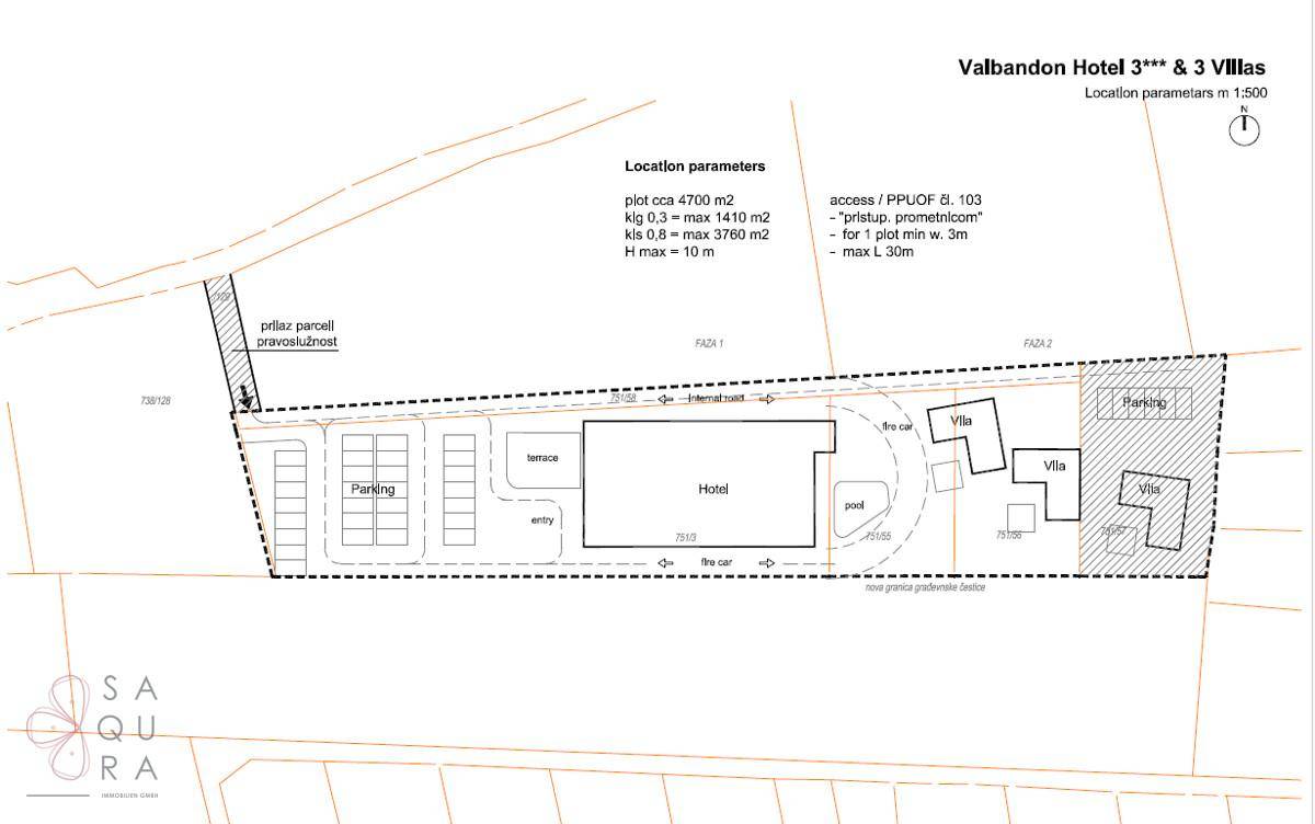 Übersichtsplan des Grundstücks mit Hotel, Villen, Pool und Parkplätzen.